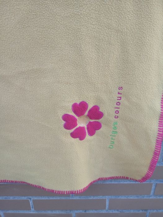 Manta amarela muito quentinha