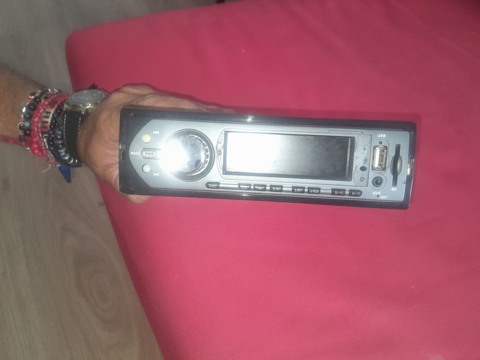 Autorradio c/ comando e entrada usb 15€