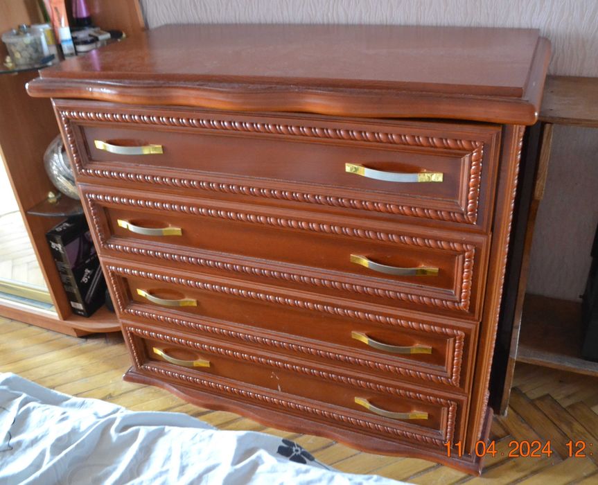 Комод на 4 выдвижных ящика. Высота 90 см. Верхняя крышка: 104х53 см.