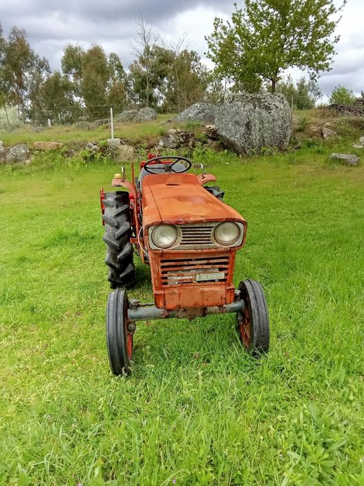 kubota L2000 em bom estado