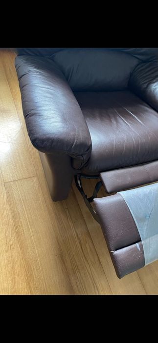 sofá individual com levanta pés reclinável