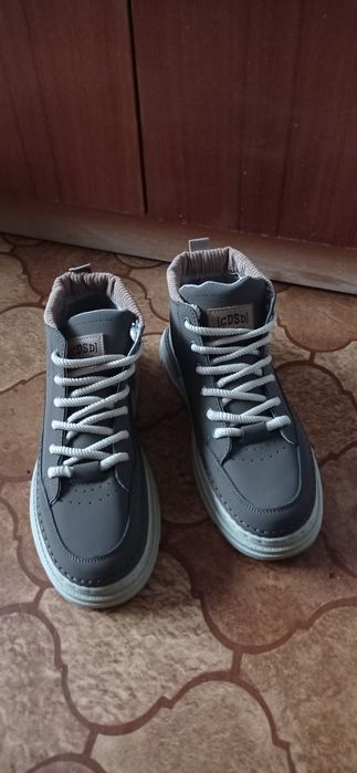 Buty sportowe 43, 5 -27,5 cm