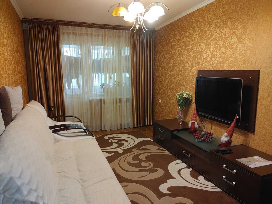 Поділ 3 кімнатна квартира з ремонтом меблями та побутовою технікою.