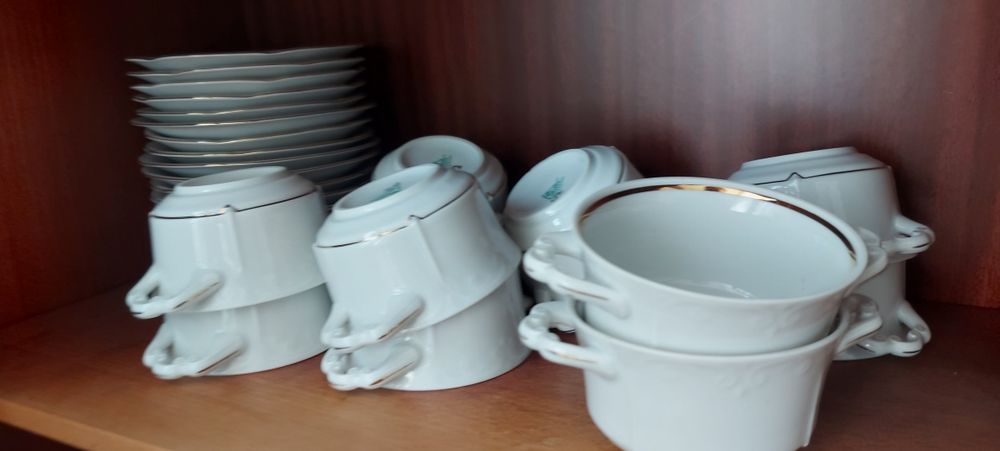Komplet 12 sztuk bulionówek firmy Chodzież