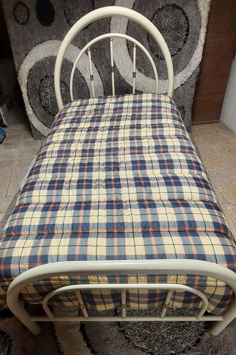 2 camas  de solteiro + colchŏes +uma  mesinha