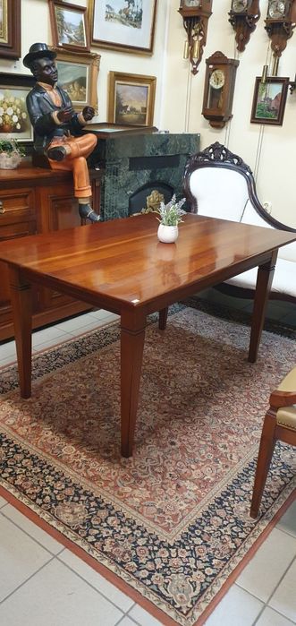 Mały klasyczny stół drewniany