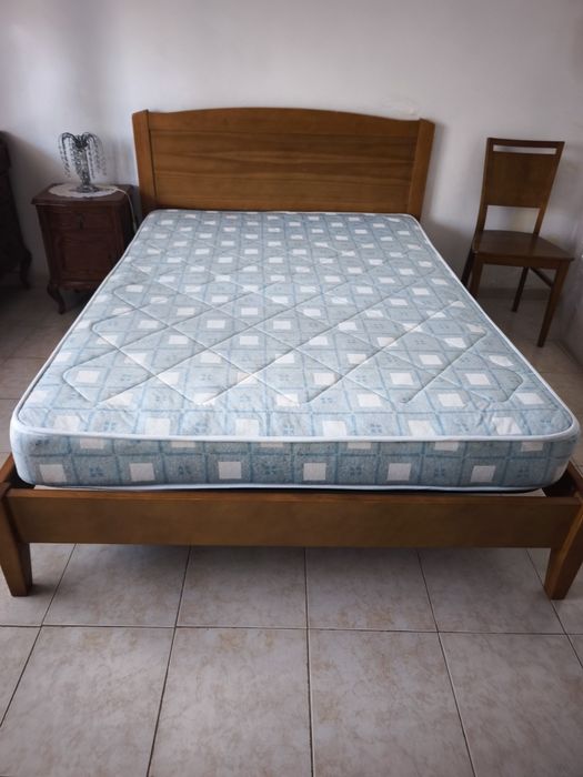 Recheio de casa para vender. Os colchões das camas são novos , e o sofá castanho é sofá cama também nunca usado. Os electrodomésticos funcionam.