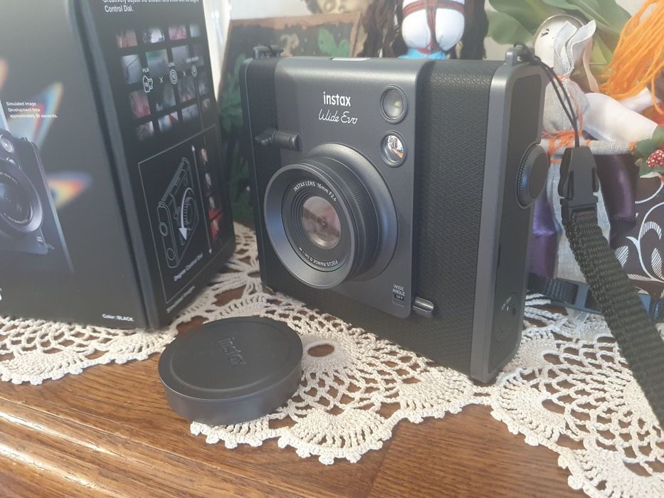 Камера моментального друку Fujifilm Instax Wide EVO Black