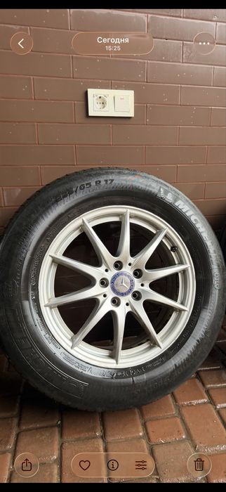 Продам комплект літніх коліс з  оригінальними дисками  Mercedes R17