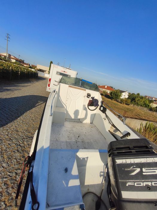 Barco de recreio com motor 75cv e reboque