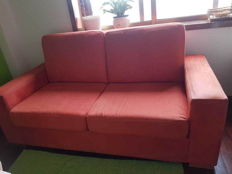 Sofá de 2/3 lugares, cor coral/pêssego (medidas: 1,80x0,85x0,85)