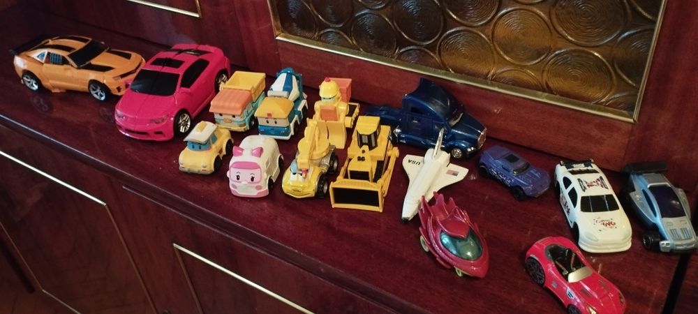Іграшкові фігурки,машинки