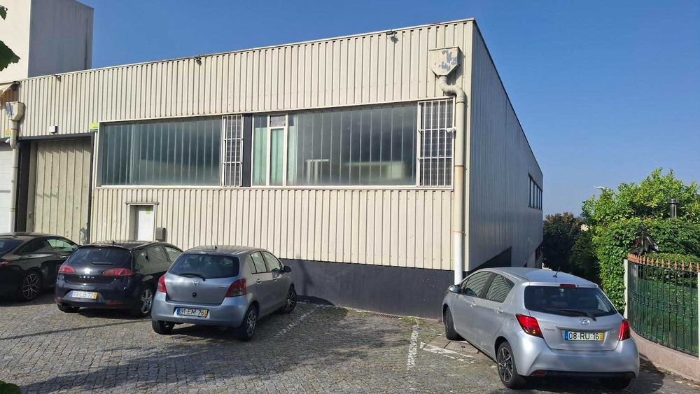 Armazém para arrendar em Guimarães de 3 frentes com cerca 800m² e com muita Luz natural