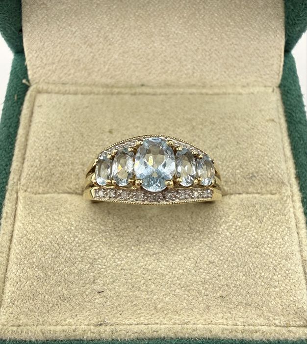 Złoty pierścionek z akwamarynami 1,15ct i diamentami 0,14ct