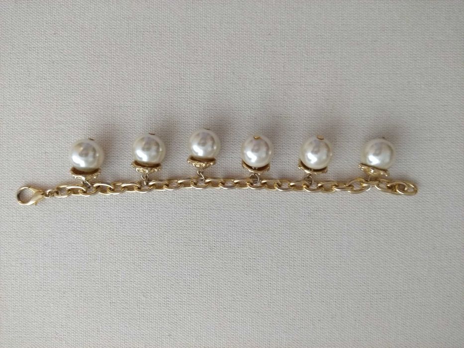 Pulseira dourada com pérolas