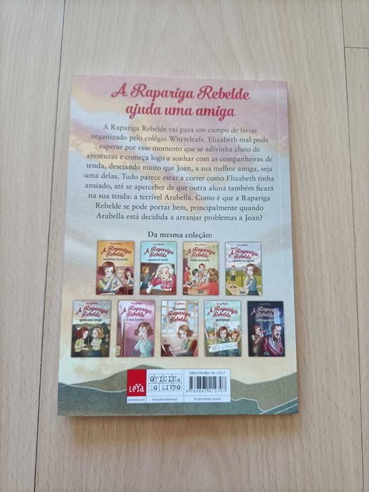 Livro-a rapariga rebelde ajuda uma amiga