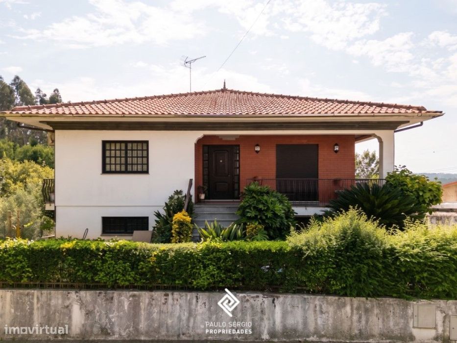 Moradia T3+1 com ampla área exterior em zona residencial calma de O...