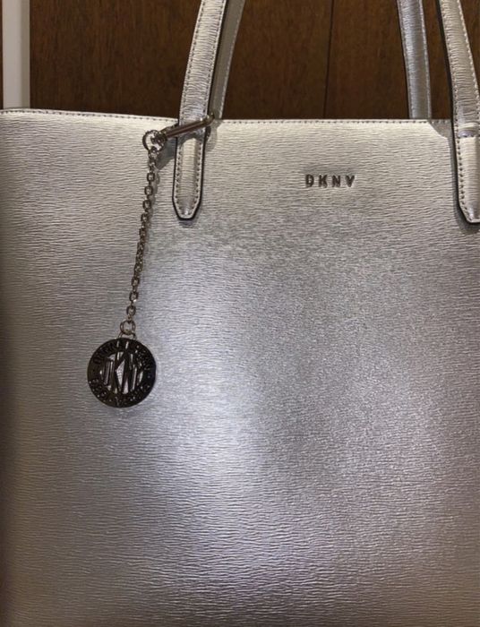 Carteira DKNY prateada