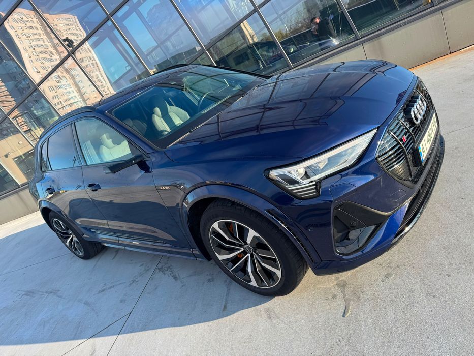 Аudi e-tron S 370 2022 року