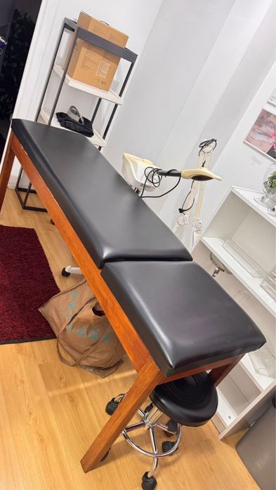 Móveis e máquinas de salão de estética.