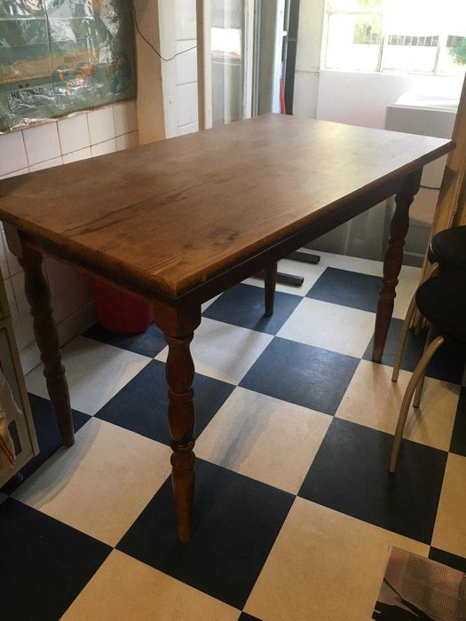 mesa de refeições de madeira