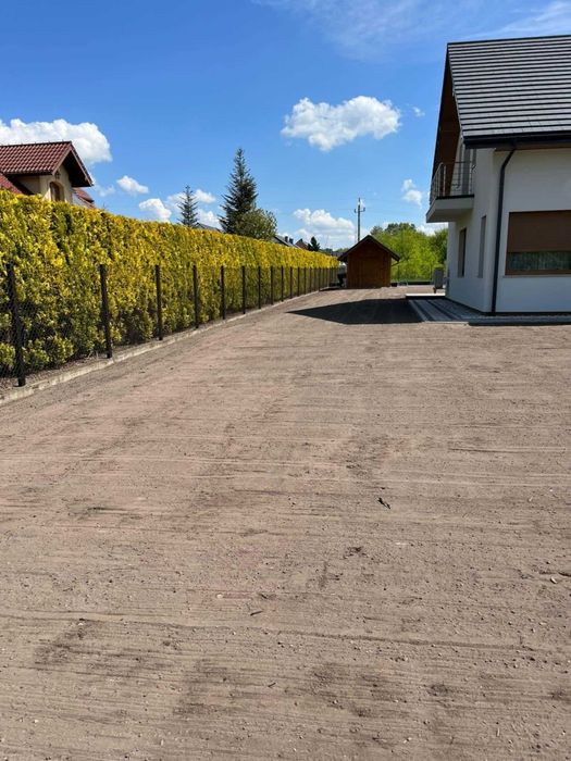 Zakładanie trawników, trawa z rolki, siatka na krety, równanie terenu