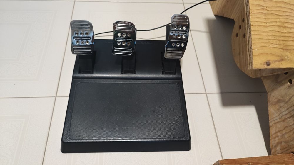 Thrustmaster TMX pro com garantia até 2030