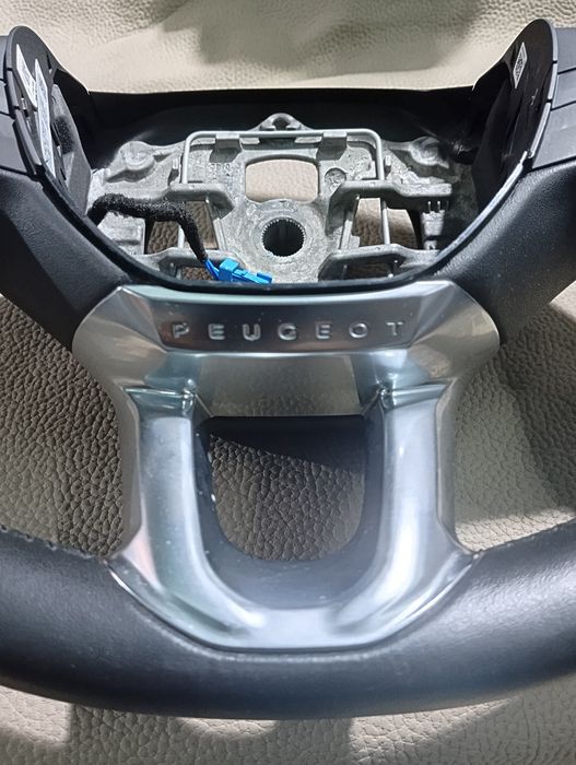 Volante Peugeot 208