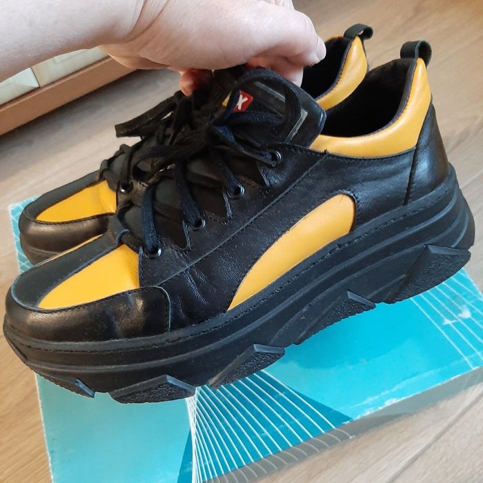 Стильні шкіряні кросівки чорно-жовті 37 р.