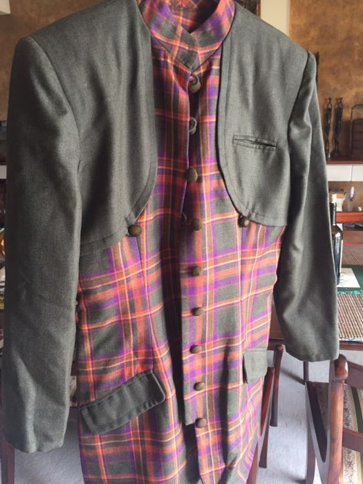 Conjunto casaco comprido e saia padrão verde seco/brick