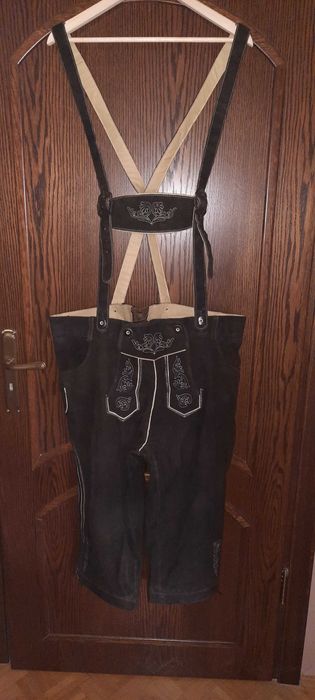 Męski zestaw odzieży tyrolskiej ze skóry.