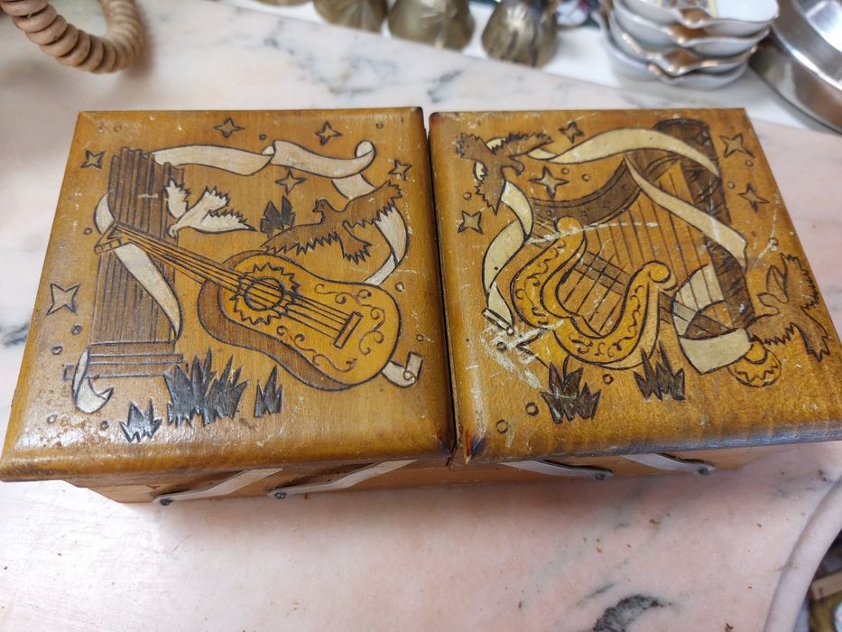 Caixa de costura de madeira articulada, pintada á mão 

Também conheci