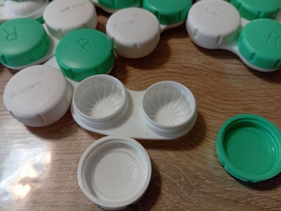 Капсули від Кіндер та  контейнери від лінзи