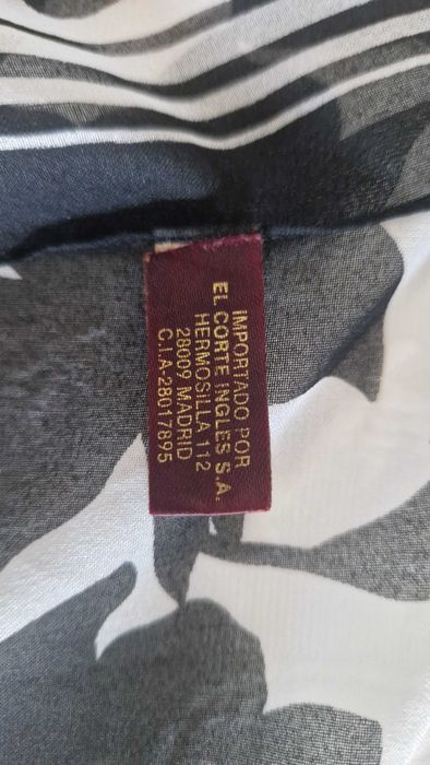 Lenço estampado preto e branco El Corte Inglês