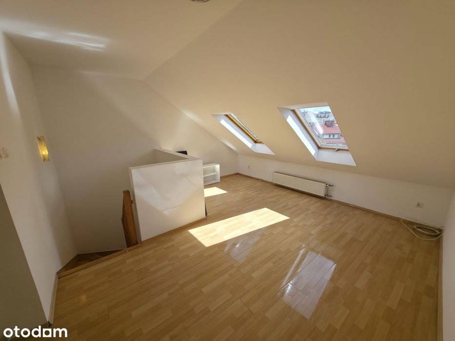 5 lub 6 pokoi, 2 łazienki z WC, 2 poziomy, balkon, schowek, garaż