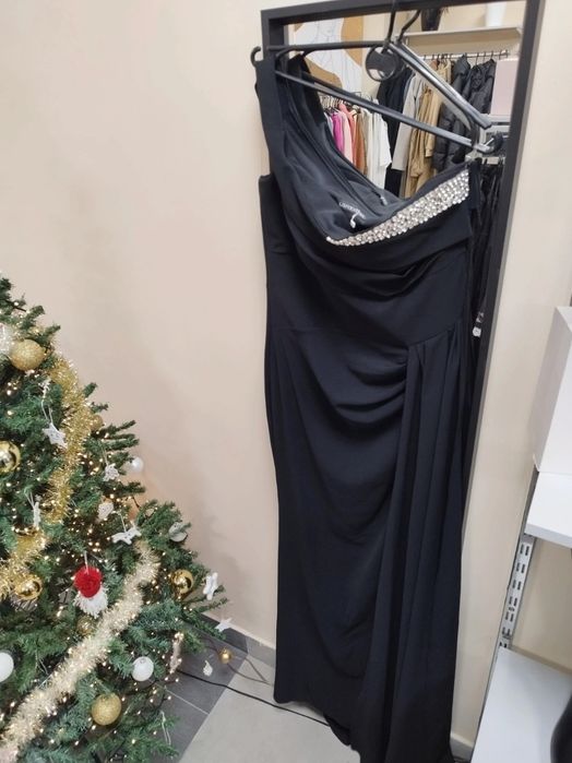 Czarna elegancka suknia