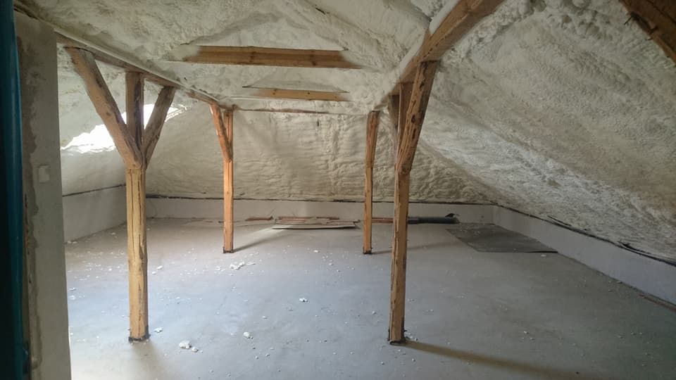 Ocieplanie piana PUR, izolacja pianką poddasza, wdmuchiwanie celulozy