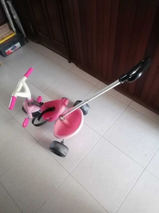 Triciclo evolutivo Rosa com mastro de direção