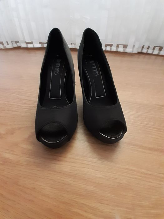 Sapatos pretos senhora