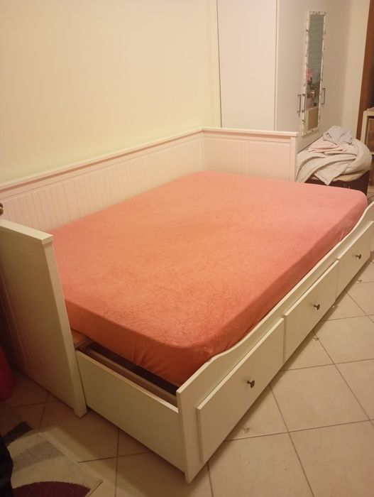Cama com arrumação