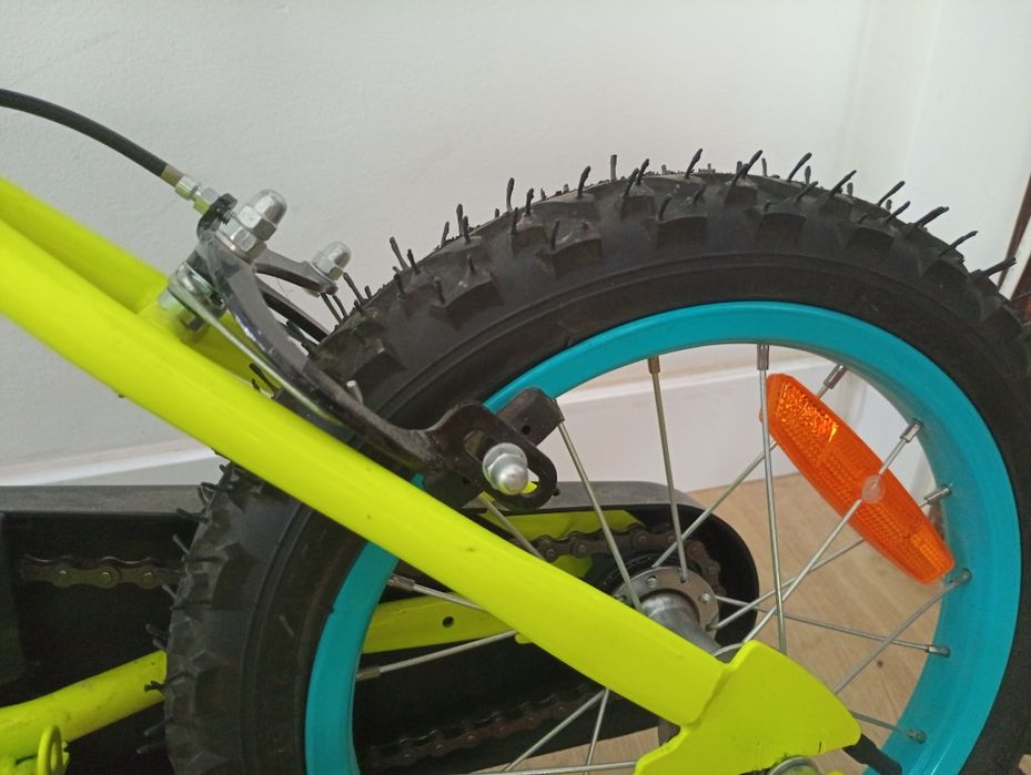 Bicicleta Berg infantil amarela limão com capacete