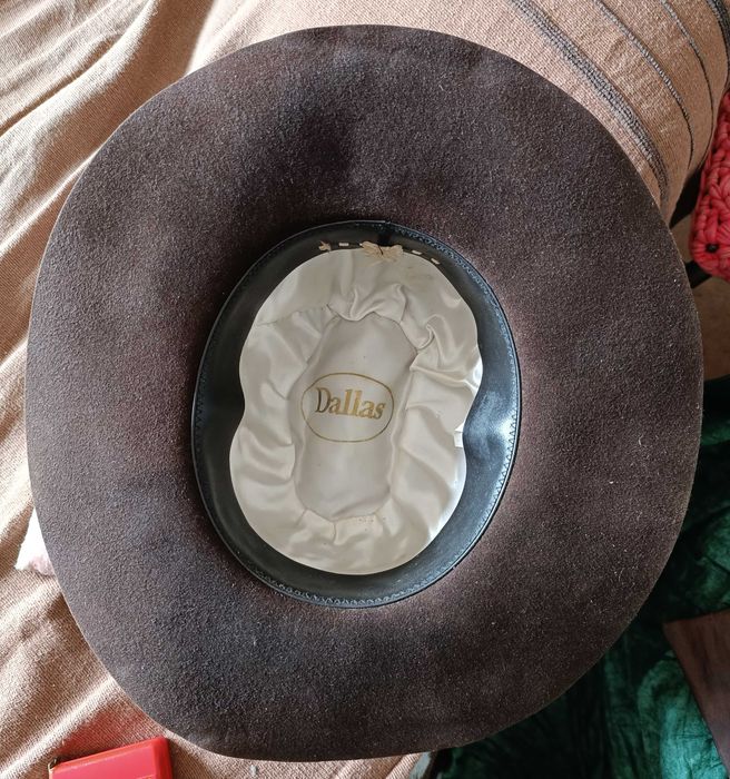 Chapéu antigo castanho de abas largas