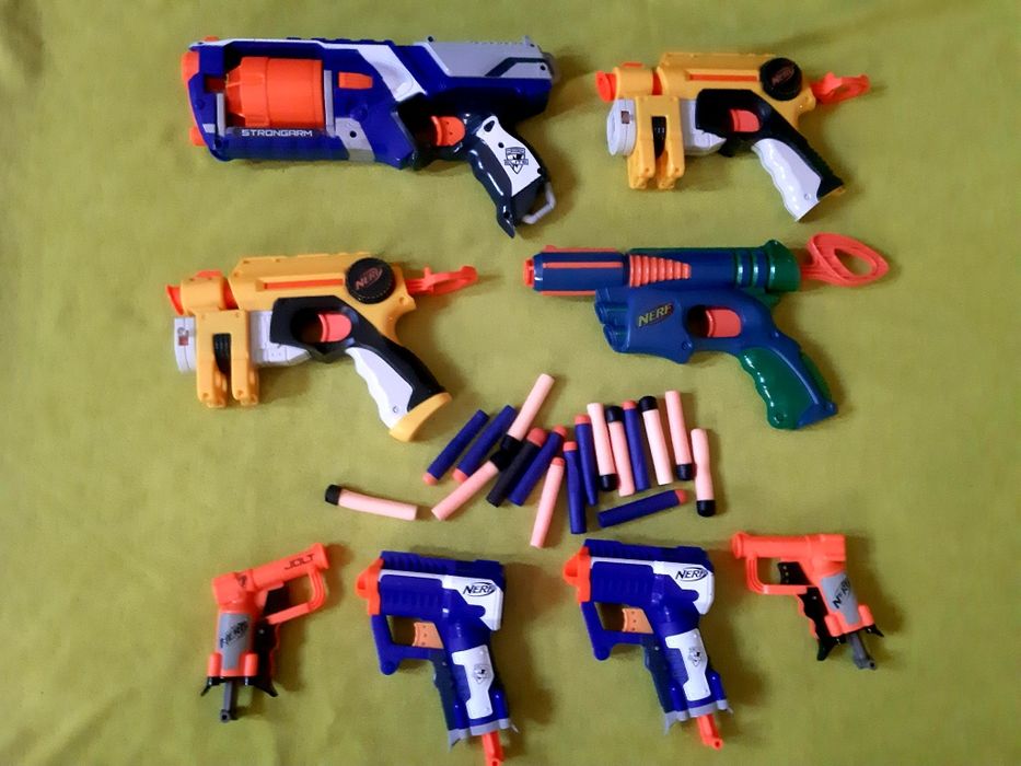 Colecção de 8 lançadores de dardos Nerf,  com os dardos de espuma