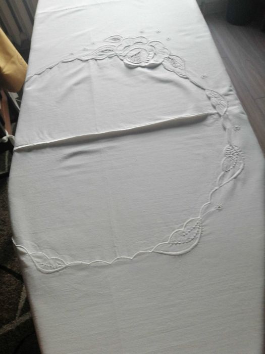 biała pościel z delikatnym haftem