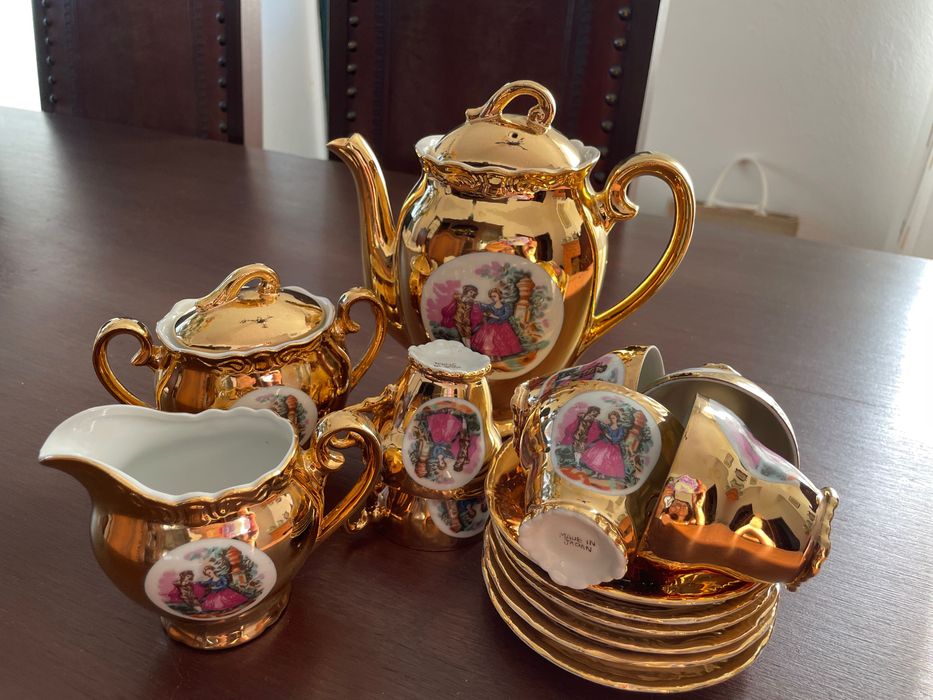 Serviços de chá e café debruados a dourado