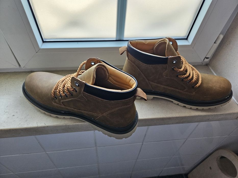 Botas tamanho 41,5 EU, calça grande. 43 CN