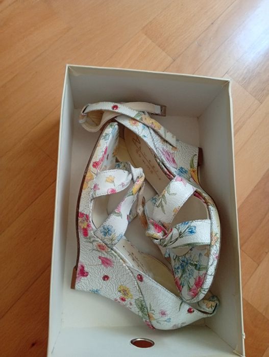 Włoskie buty unikat skóra 38 białe w kwiaty  aldo
