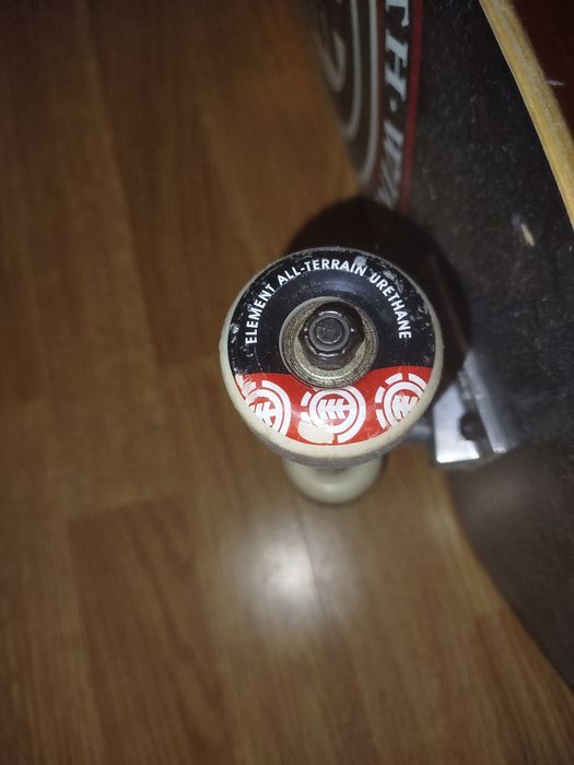 skate da creature e skate element semi novos
