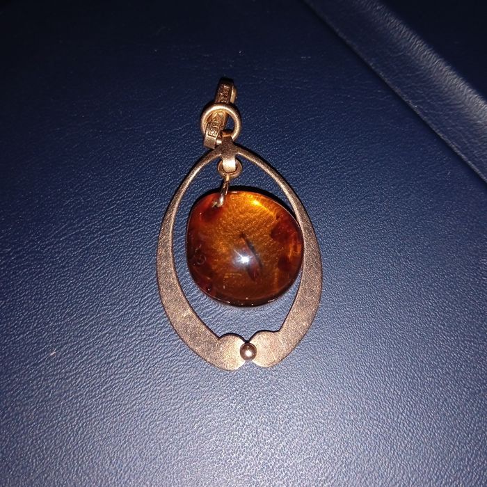 Золота підвіска з янтарем