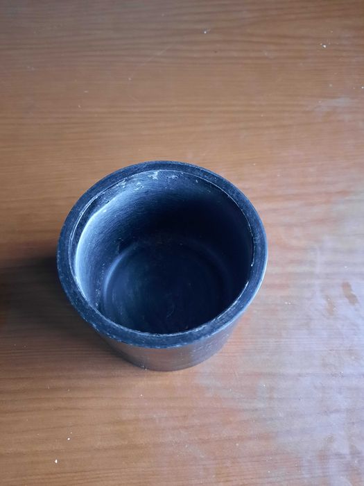 Caixa de madeira preta com tampa de flor artesanal